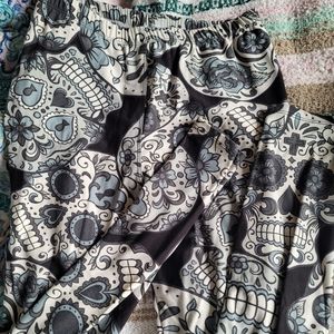 SOLD*****Buttery soft skull leggings OS